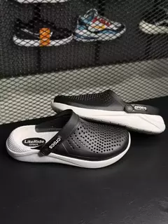 CHINELO CROCS PRETA/BRANCA