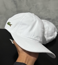 BONÉ LACOSTE BRANCO - Mantos Sports