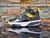 Nike Flight Stay Loyal Mid en Negro con Amarillo Ocre - comprar en línea
