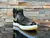 Nike Air Jordan 1 Mid Patent en Negro y Dorado en internet