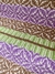 Tapeçaria Paratiana com padrões em roxo, verde e marrom, ideal para decoração de pisos.