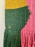 Tapeçaria Siamesa com detalhes em verde, amarelo e rosa, apresentando franjas na parte inferior.