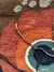 Tapeçaria Mariposa com detalhes coloridos em tons de laranja, azul e marrom, mostrando texturas e padrões intricados.