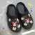 Imagem do Sapatos de Buraco de Porquinho Bonitos com Espessuras de Escorregamento Baotou Feel Chinelos de Verão Femininos