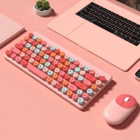 Teclado e mouse knup teclas coloridas na cor rosa