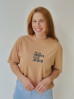 Camiseta Loose Capuccino Tu és minha Luz Femina