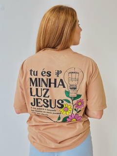 Camiseta Loose Capuccino Tu és minha Luz Femina - comprar online