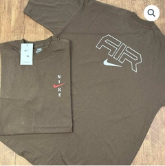 Camisa oversize de malha na cor marrom com estampas da marca Nike, incluindo o logo e a palavra "AIR".
