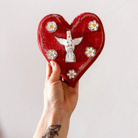 Coração vermelho com o divino Espírito Santo