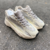 Adidas Yeezy 700 na internet
