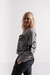 Sweater con flor bordada