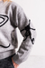 Sweater con flor bordada en internet
