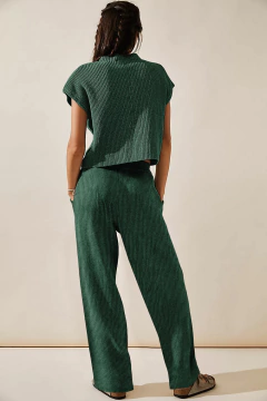 Pantalón y chaleco tejido en internet