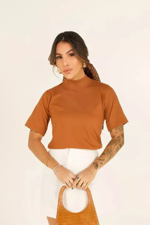 T-SHIRT GOLA ALTA - MARROM AMPHORA - comprar online