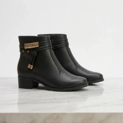 Bota Moleca Cano Curto Salto Grosso com Detalhes Preto