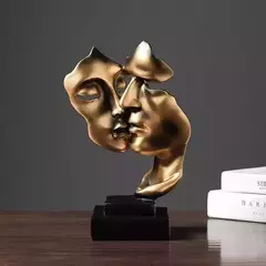 Escultura "O Beijo de Ouro" na internet