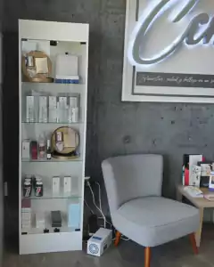 Vitrina exhibidora 50cm x 25cm x1.76 mts blanco vertical vidrio madera luz (Despacho solo en region ñuble)