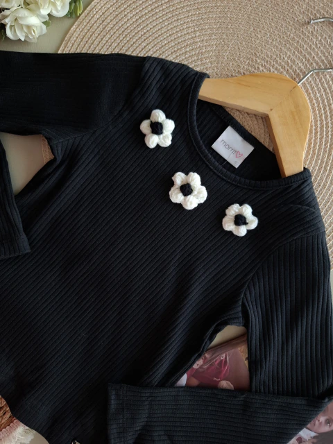 Blusa infantil com flores decorativas