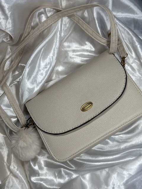Bolsa média com alça e pompom - comprar online