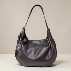 Bolsa Hobo Grande em PU com alça longa removivel e chaveiro charme - Marca Pavão de Ouro