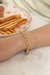 Pulseira Elos Dourado elegante, perfeita para ocasiões especiais e uso diário.