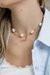 Colar Elos Pérola elegante com pérolas brancas, perfeito para complementar looks sofisticados.
