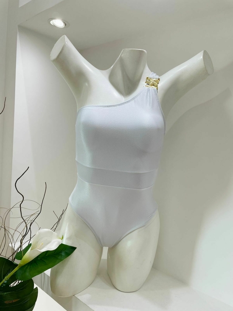 MAIÔ BRANCO 1 OMBRO COM ACESSÓRIO