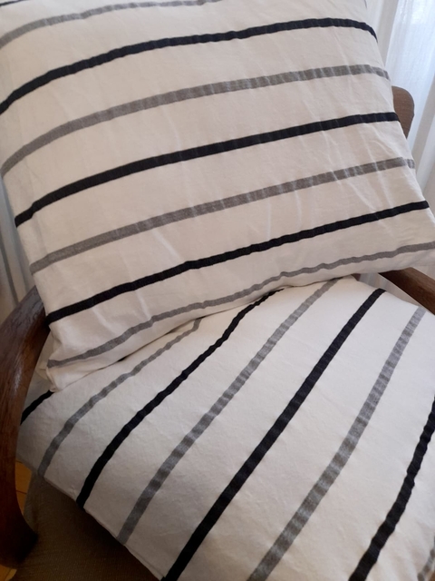 Almohadón 50x50 - Blanco c/ negro y gris rayado