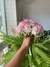 Buquê de Noiva Delicado com Rosas Naturais, Egípcia e Astromélias – Um Toque de Amor no Seu Grande Dia na internet
