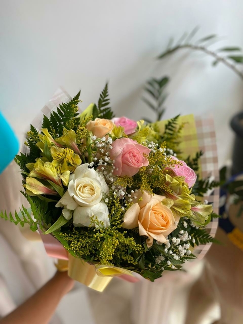 Buquê Misto de Rosas Coloridas – De 6 a 30 Rosas - comprar online