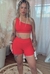 Short com top vermelho na internet