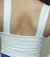Cropped de alça grossa na cor branca, mostrando a parte de trás da peça.