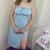 Vestido camponesa azul com alças, apresentando estampa floral e fenda lateral.