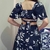 Conjunto de saia longa Fernanda com estampa floral, visto de costas, destacando detalhes da blusa na parte trás.