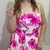 Vestido/macaquinho curto estampado com flores rosas, com short por baixo e alças fina reguláveis.
