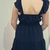 Vestido Maria preto com detalhes de babados, visto de costas.