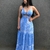 Vestido longo azul com detalhes em branco, estampa floral, modelo Laís, com amarração no busto e pescoço, elástico na cintura. 