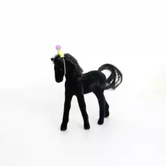 Caballo negro de felpa