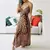 Vestido feminino de fibra sintética com estampa animal, alças finas e modelagem fluída - Sublimes Store