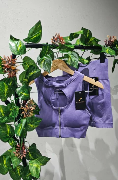 CONJUNTO SEAMLESS MORLEY. TOP CON CIERRE Y ESCOTE. VIOLETA