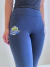 Foto da parte inferior do corpo de uma mulher, de frente, vestindo uma calça azul marinho em tecido ultramicro thermo peluciado. A calça tem cós alto, modelagem justa ao corpo e estilo legging, destacando o conforto térmico e o toque macio do material.