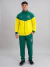 Homem vestindo agasalho esportivo tradicional verde e amarelo com zíper e logo da seleção brasileira