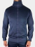Foto da parte superior do corpo de um homem, de frente , vestindo uma jaqueta em action fleece thermo azul marinho. A jaqueta possui gola alta, sem capuz, zíper frontal e punhos nas mangas e na barra, destacando um design casual e funcional.