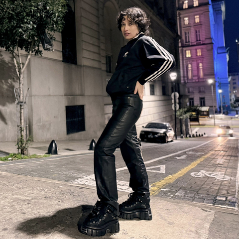 Pantalón Vintage de Cuero Enjoy 
Pantalón vintage original de la marca Enjoy, confeccionado en cuero genuino negro con recorte horizontal a la altura de las rodillas. De corte recto, este modelo fusiona una estética minimalista con detalles de diseño que 