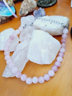 Pulsera de piedra Kunzita con cierre plateado