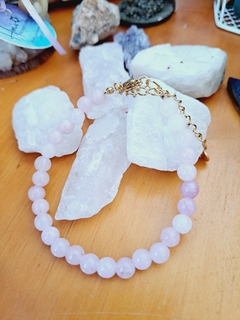 Pulsera de piedra Kunzita con cierre dorado