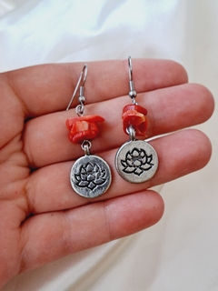 Aros con piedra coral rojo y dije flor de loto - comprar en línea