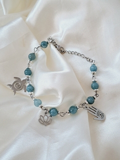 Pulsera de piedra aguamarina y triple dije de acero