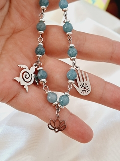 Pulsera de piedra aguamarina y triple dije de acero en internet