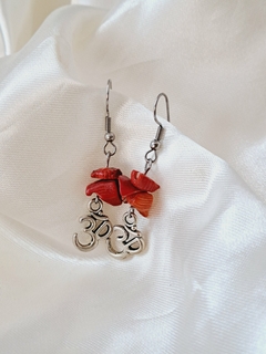 Aros con piedra coral rojo y dije om
